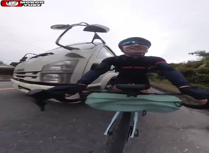 Video :A cyclist gets grazed by a vehicle and almost dies